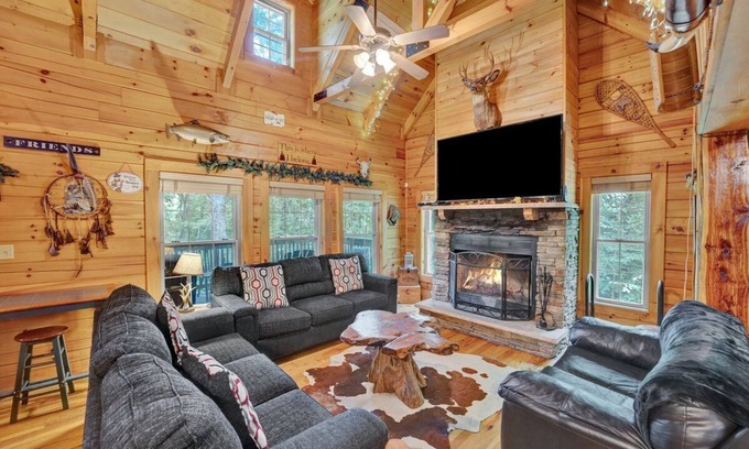 White Haven Cabina | 5Bd 3BA 2650sf cabina Bañera de hidromasaje Bar Mesa de billar TV Fire Pit ski paintball casino