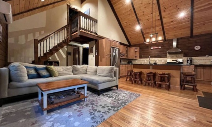Highmount Cabina | Log Cabin 2min to Belleayre Base Lodge EV Charger