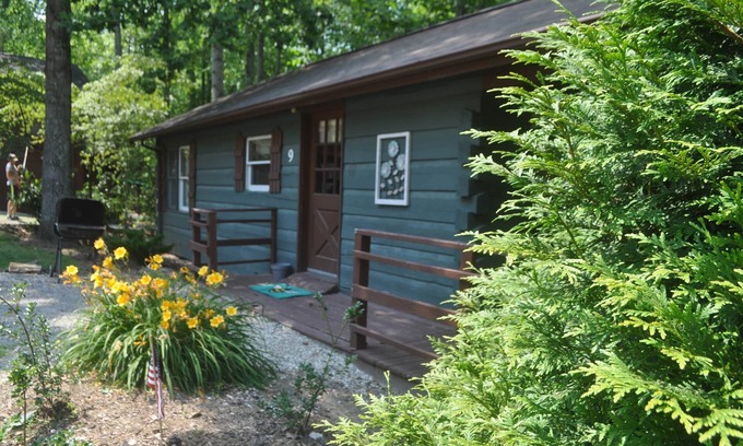 Schnellville Casa | Log Cabin 9 at Osborn Boat Ramp on Patoka Lake