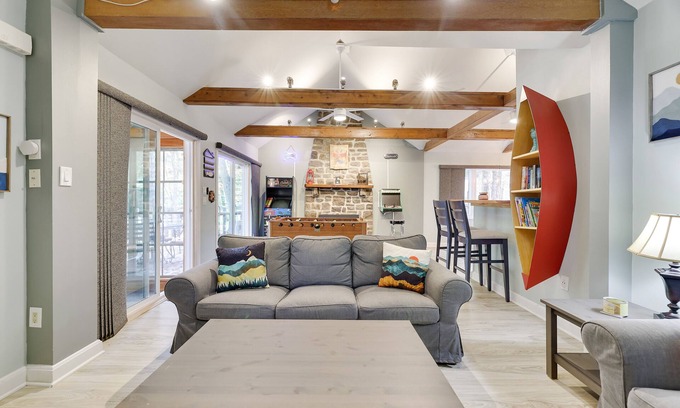 Lake Harmony Cabina | Log Cabin Beauty w Hot tub, Arcade Games with modern amenities throughout