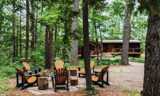 Trent Lakes Cabina | Log Cabin Couple's Getaway - Waterfront, 18 Acres