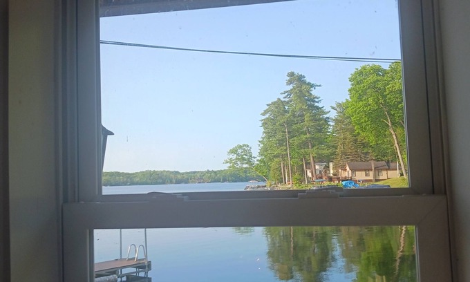 Lake George Cabina | Log Cabin directly on the lake, within 5-10 minutes away from most attractions!