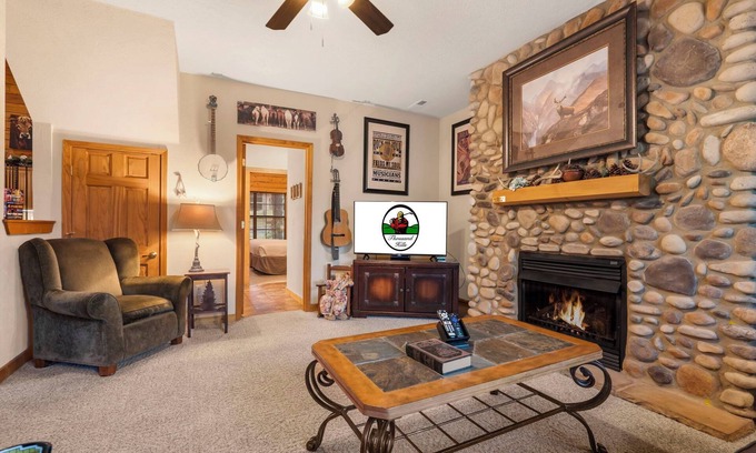 Branson Theater District Cabina | Log Cabin Getaway - Five minutes from Branson Shopping & Entertainment!