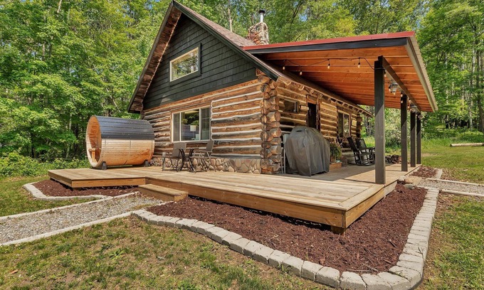Pillager Casa | Log Cabin in the Woods. Sauna. Wood Fireplace. Pet Friendly.