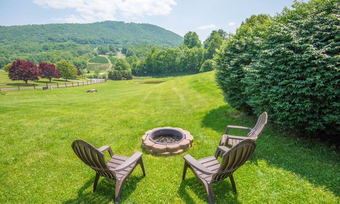 West Jefferson Cabina | Log Cabin in West Jefferson - Fishing Pong + Hot Tub + Fire Pit + Mountain Views