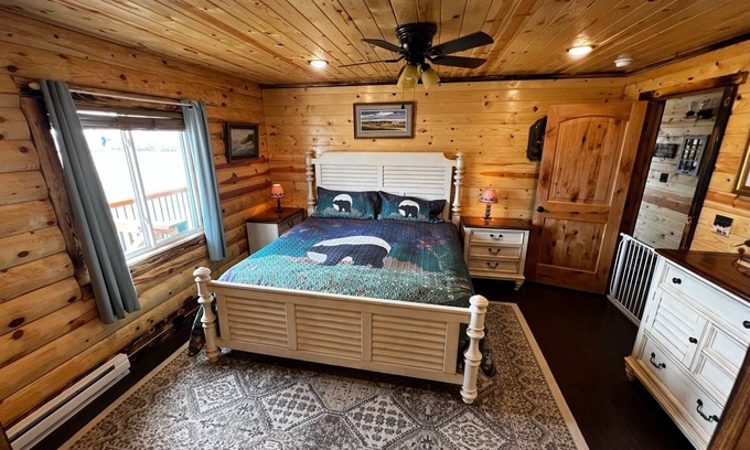 Whitehall Casa | Log Cabin in Whitehall