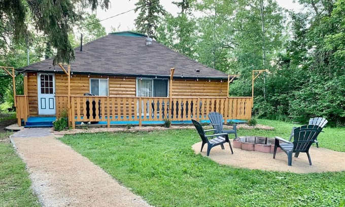 Winnipeg Beach Cabina | Log Cabin in Winnipeg Beach walking distance to the beach