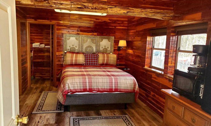 Eureka Springs Historic District Hotel | Log Cabin Inn