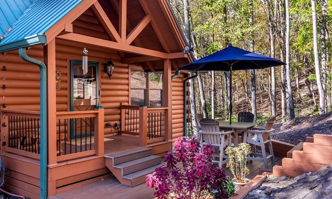 Dahlonega Cabina | Log Cabin, Lake, Hot Tub, Near Wineries & Hiking