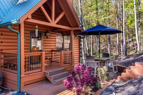 Dahlonega Casa | Log Cabin, Lake, Hot Tub, Near Wineries & Hiking