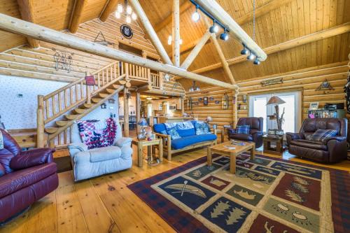 Lawrence Casa | Log cabin- Lake- kayaks- close to South Haven