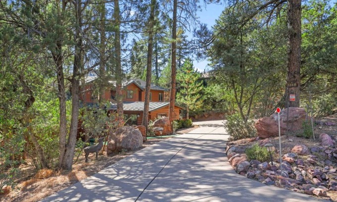 Pine Cabina | Log cabin loaded with amenities and king beds