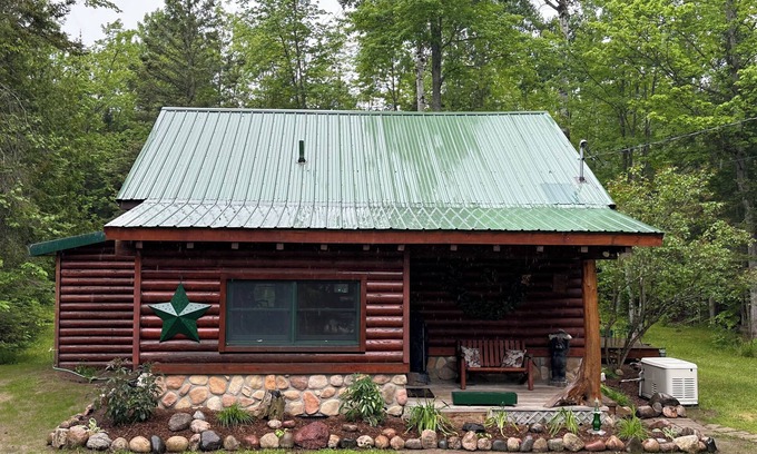 Cheboygan Cabina | Cozy 4 seasons log cabin near Mullett Lake, Mackinaw, and Black Mountain!