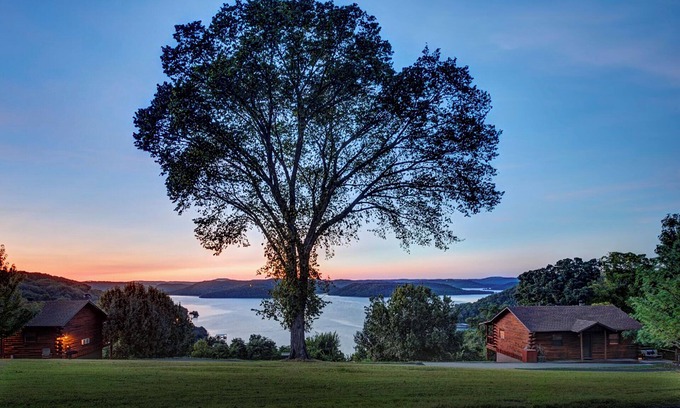 Sylvan Shores Cabina | Log Cabin on Beaver Lake with Boat Dock/Swim Deck/slips