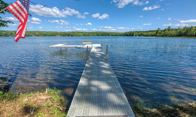 Florence Cabina | Log Cabin on Lake Emily + Near ATV Trails, w/ trailer parking and Kayaks!