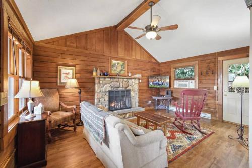 Blowing Rock Casa | Log cabin on peaceful river