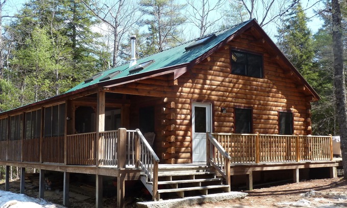 Fryeburg Cabina | Aislado inicio de sesión en el bosque privado natural con frente al mar y playa, capacidad para 8 personas