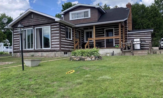 Golden Lake Cabaña | Log Cabin on the Beach