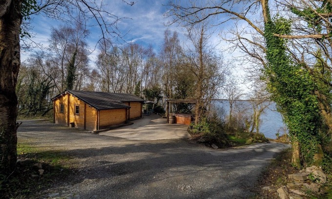 Garrykennedy Cabina | Log cabin on the lake - Sleeps 4 & jacuzzi