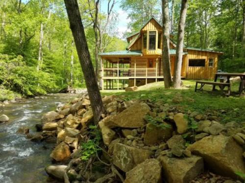 Stanardsville Casa | Log Cabin on the River
