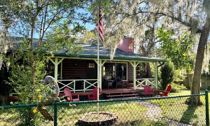 Boyette Cabina | Log Cabin on Wooded Acre Near Tampa