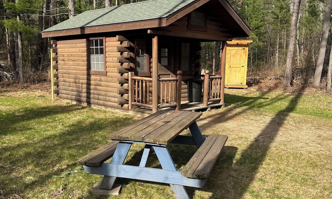 Big Rapids Cabina | Log Cabin Sleeps four