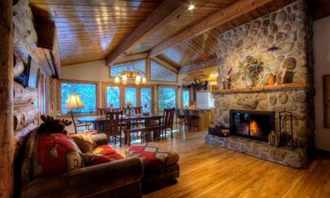 Rapid City Casa | Log cabin-style home near hiking trails w/hot tub, & 2 fireplaces