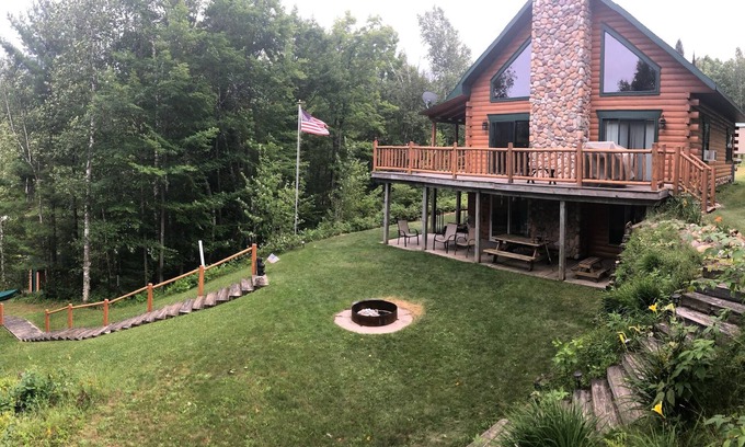 Florence Cabina | Log Cabin style lake house on Sea Lion Lake