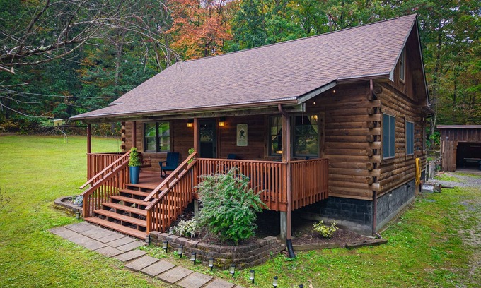 Hico Cabina | Log Cabin w/Hot Tub, Game Room-10 min to NRG
