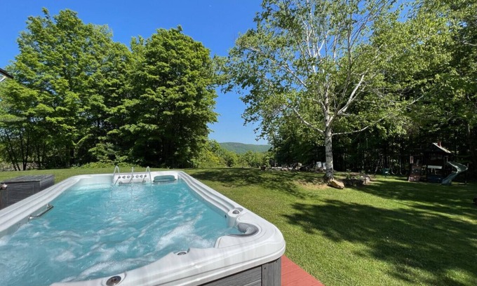 Clemons Apartamento | Log Cabin w/Hot Tub minutes to Lake George Marina