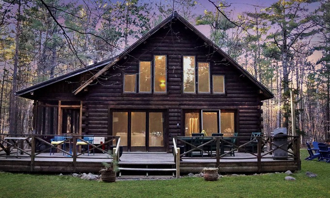 Wilmington Cabina | 15min to Lake Placid - Log Cabin w/ Hot Tub