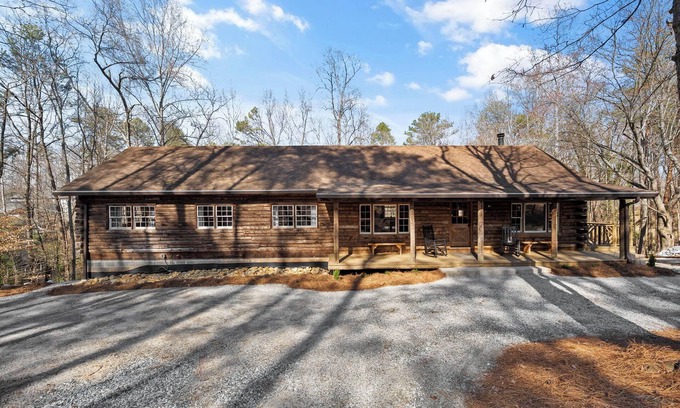 Gainesville Cabina | Log Cabin with Big Deck Energy on Lake Lanier, fire pit and lake access