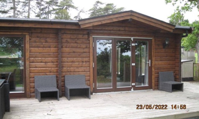 Kenwick Cabina | Log cabin with decked veranda, nestled in Kenwick Park, Louth