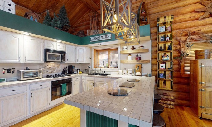 McHenry Cabina | Log Cabin with HGTV Style Backyard INCREDIBLE property