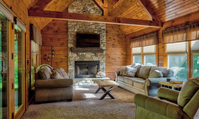 Cedarhurst Cabina | Log Cabin with living room fireplace and hot tub