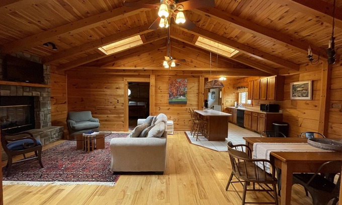 Hot Springs Cabina | Log cabin with lots of private space - 12mins from Omni Homestead!
