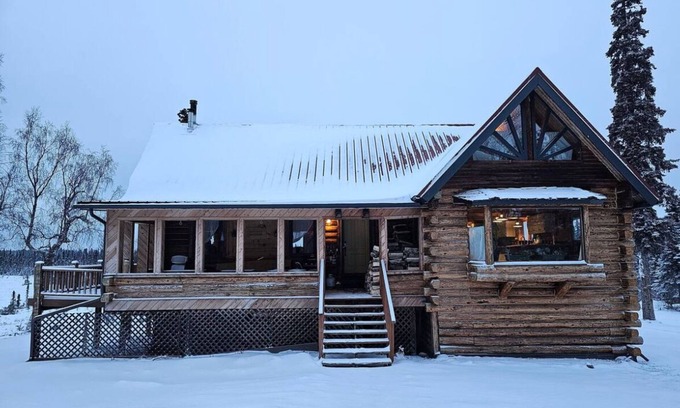 Cohoe Cabina | Log Cabin with Mountains and Lake View, enjoy relaxing in the hot tub