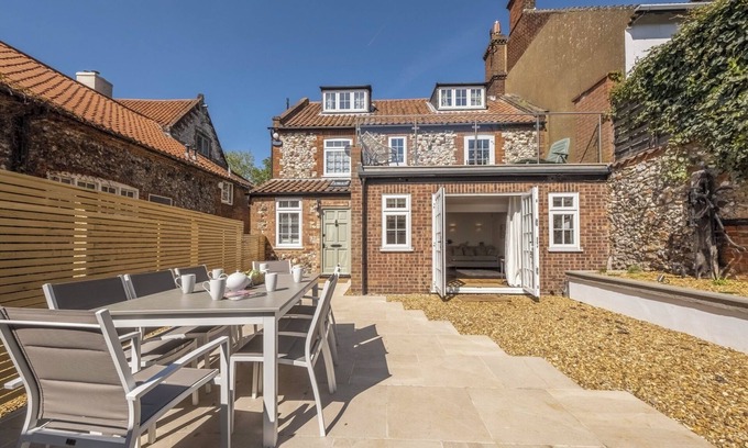 Brancaster Casa | Log Fire. Roof Terrace. Walk to Beach, Pub, Park & Deli. Family & Dog friendly!