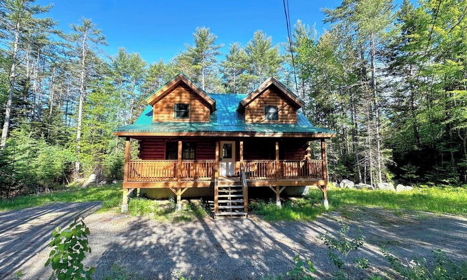 Bethlehem Cabina | Log Home 20min to Bretton Woods! AC, hot tub, wifi, cable, fireplace, fire pit, dog friendly!