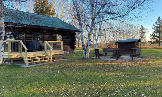 Warroad Casa | Log Home! Heated Garage! In town Warroad, MN. Close to Hockey Arenas & Fishing!