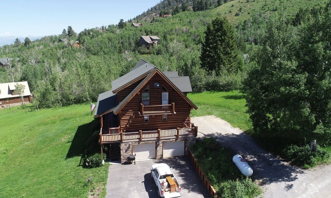 Star Valley Ranch Casa | Log home in the Mountains