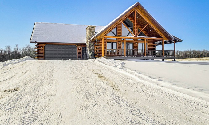 Abrams Cabina | Log Home w/ Deck & Sunset Views: 19 Mi to Oconto!