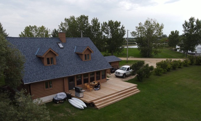 Gimli Casa | Log Home waterfront