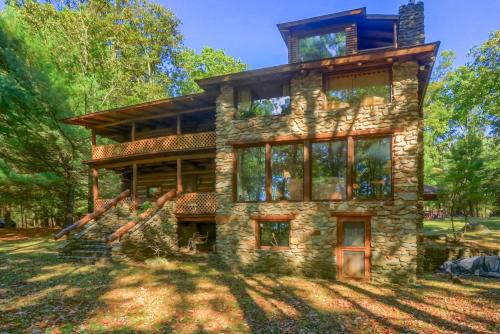 Clarion Casa | Log Home -wifi-pet Friendly-pavilion