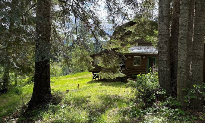 Cataldo Cabina | Log House on acreage, 30 min east of Coeur d’ Alene near Rose Lake and Medimont
