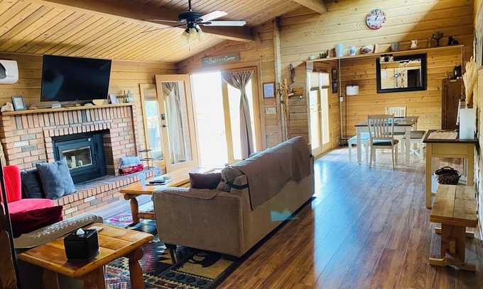 Diamond Valley Casa | Log House Surrounded By Trees But Close To Prescott and Prescott Valley