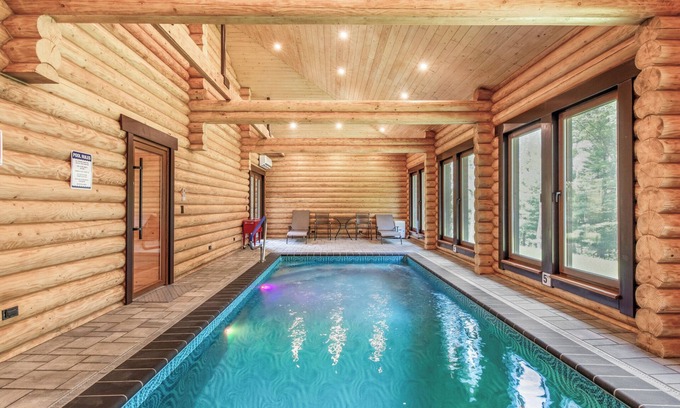 Scotrun Chalet De Esquí | Log House Vacation Rental with Pool and Tennis Court near with Camelback