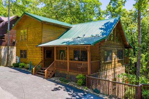 Gatlinburg Casa | Log Inn, 5 bed 3 bath group cabin in Gatlinburg with game room and hot tub, seasonal resort pool
