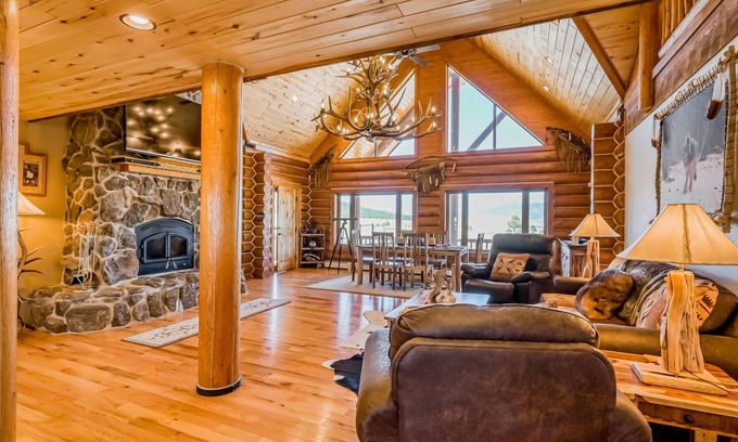 Angel Fire Casa | Log lodge with jetted tub, amazing mountain & meadow views & great deck