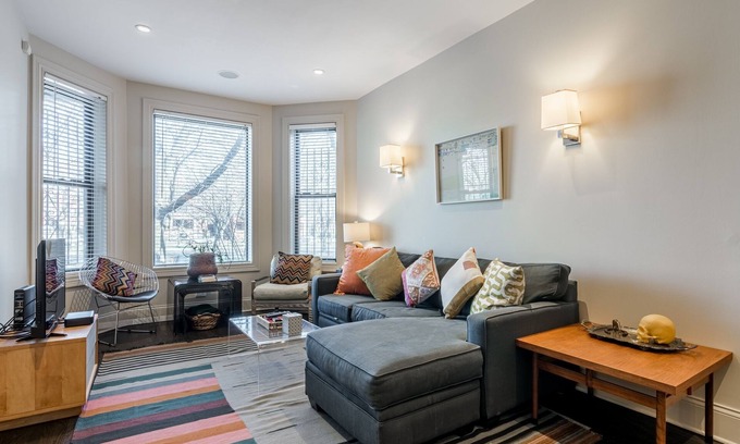 Logan Square Apartamento | Logan Blvd Luxury! Enjoy the Well-Equipped Kitchen and Prime Location by AllSet Turnover